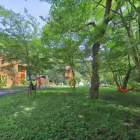 ทุกห้องพักเป็นคอทเทจส่วนตัวพร้อมอ่างอาบน้ำกลางแจ้ง