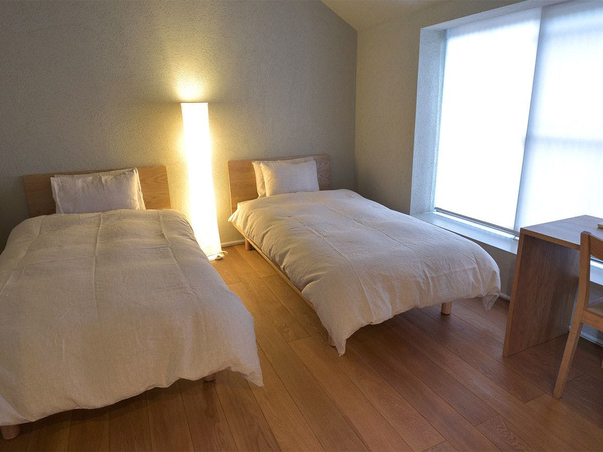 Kamar tidur yang sederhana dan nyaman