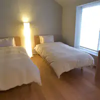 Kamar tidur yang sederhana dan nyaman