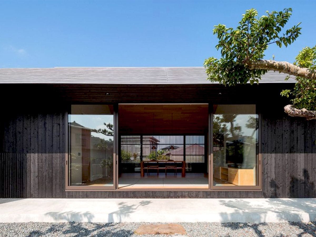 ・Eksterior elegan menggunakan kayu bakar.