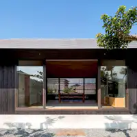 ・Eksterior elegan menggunakan kayu bakar.