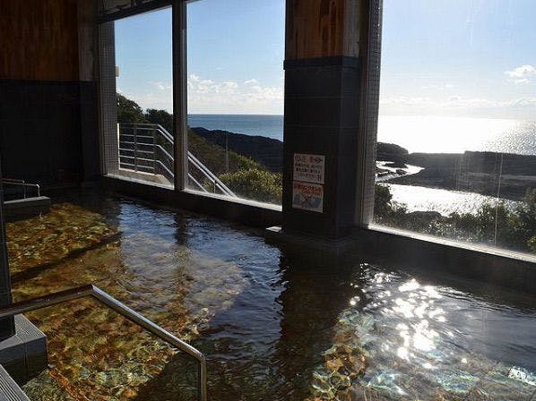 日向灘を露天風呂から眺めることができる