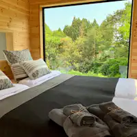 ベッドから眺める森の景色に癒されます