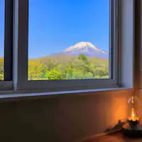館内■緑との対比が美しい富士山