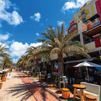 หมู่บ้านอเมริกัน (2 นาทีโดยรถยนต์)