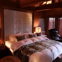 クイーンサイズベッドで寛ぐ、最高のひと時