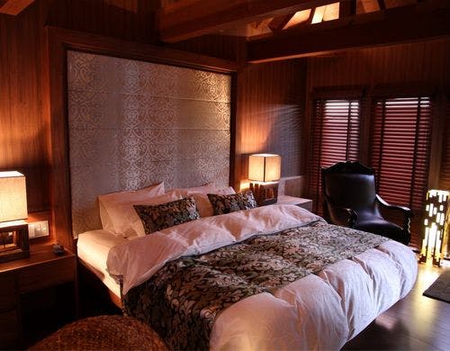 クイーンサイズベッドで寛ぐ、最高のひと時