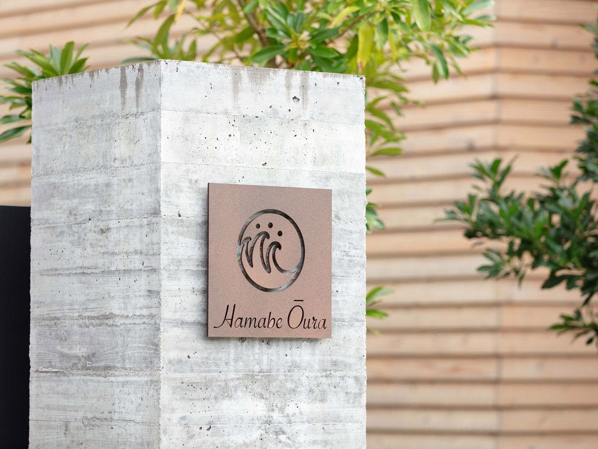 ・【看板・Hamabe Oura】