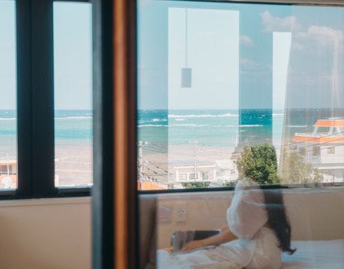 東シナ海の青い海を見渡す客室