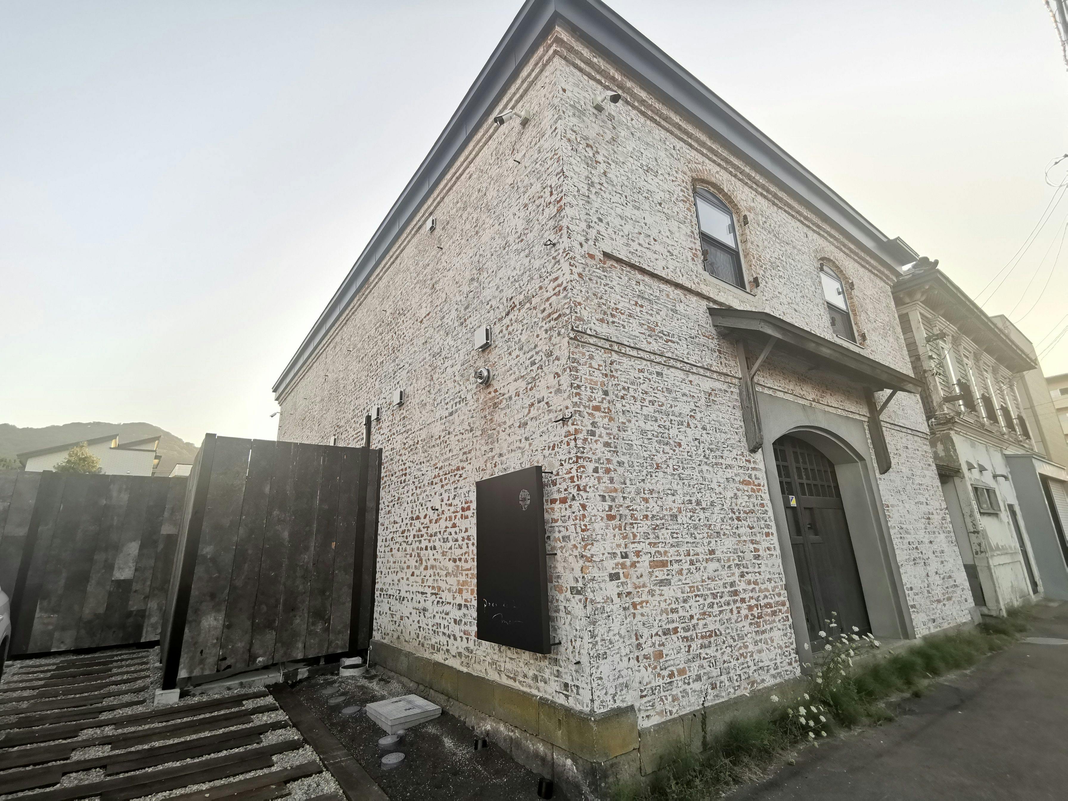 函館観光にも便利!築120年以上の倉庫建築をフルリノベーション「PRES DE LA MER」