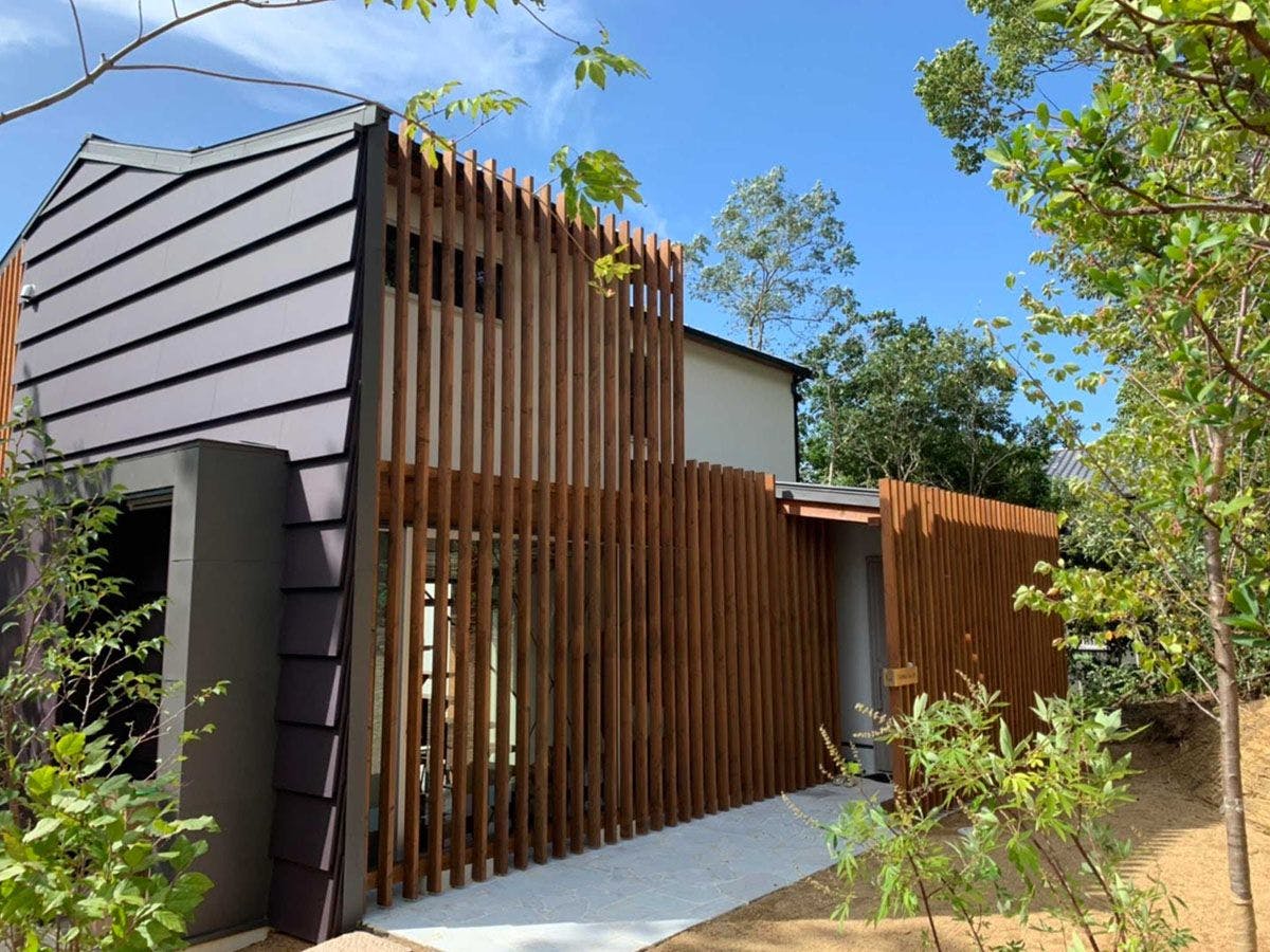 ・【ภายนอก】การออกแบบที่กลมกลืนกับธรรมชาติโดยรอบ