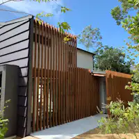 ・【ภายนอก】การออกแบบที่กลมกลืนกับธรรมชาติโดยรอบ