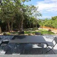 ที่นั่งระเบียงปูหิน