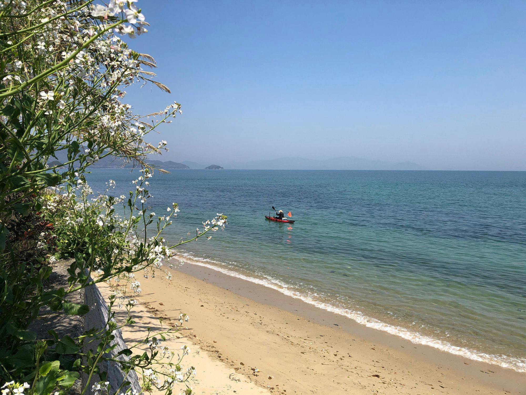 พายเรือคายัคในทะเลตรงหน้า