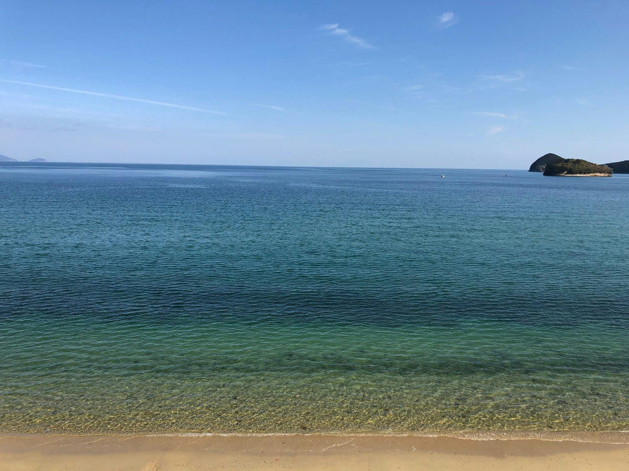 ทะเลเซโตะในที่เงียบสงบแผ่ขยายอยู่เบื้องหน้า