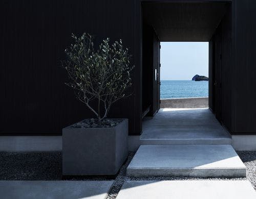 玄関ピロティから見える瀬戸内海の風景