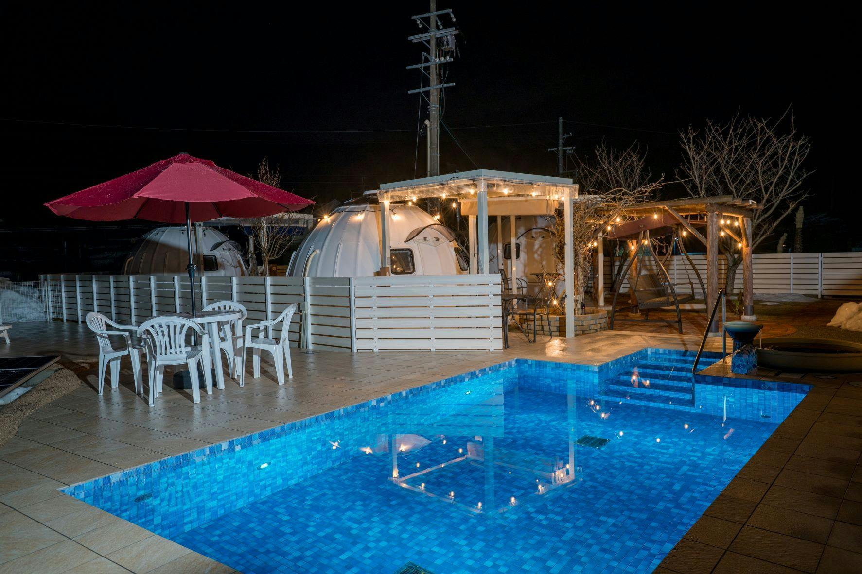 สระว่ายน้ำกลางแจ้งส่วนรวม *เปิดให้บริการเฉพาะฤดูร้อน