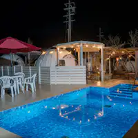 สระว่ายน้ำกลางแจ้งส่วนรวม *เปิดให้บริการเฉพาะฤดูร้อน