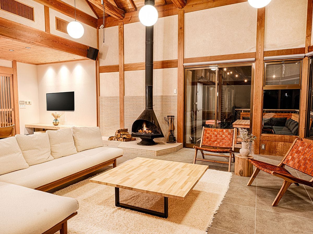 ・【ห้องนั่งเล่น】ล้อมรอบเตาผิงในคืนฤดูหนาว