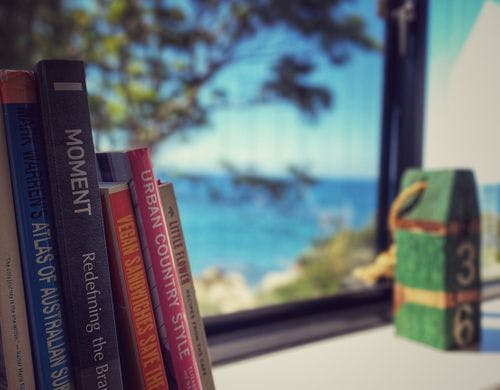 部屋でゆっくり読書