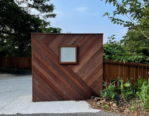 道路沿いから見える門と看板