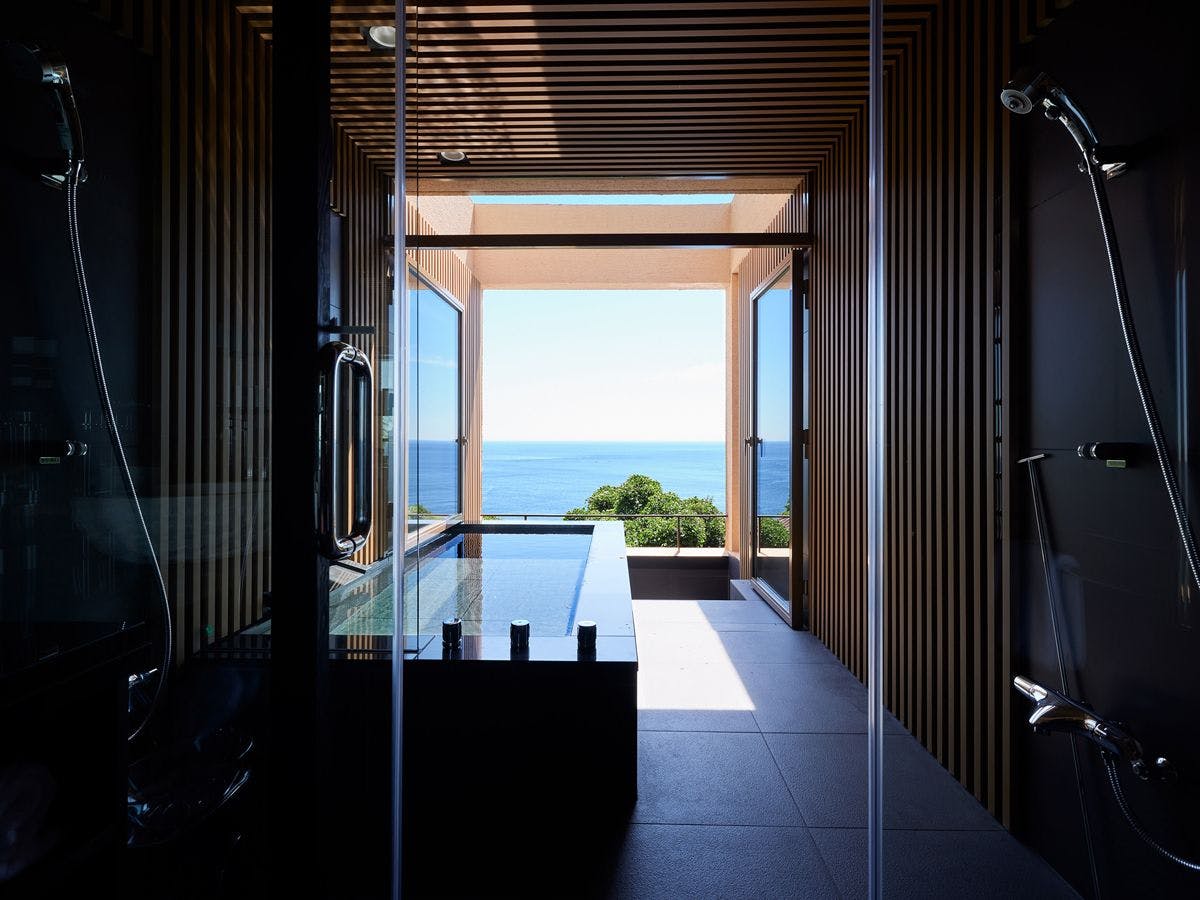 水平線を望む半露天風呂