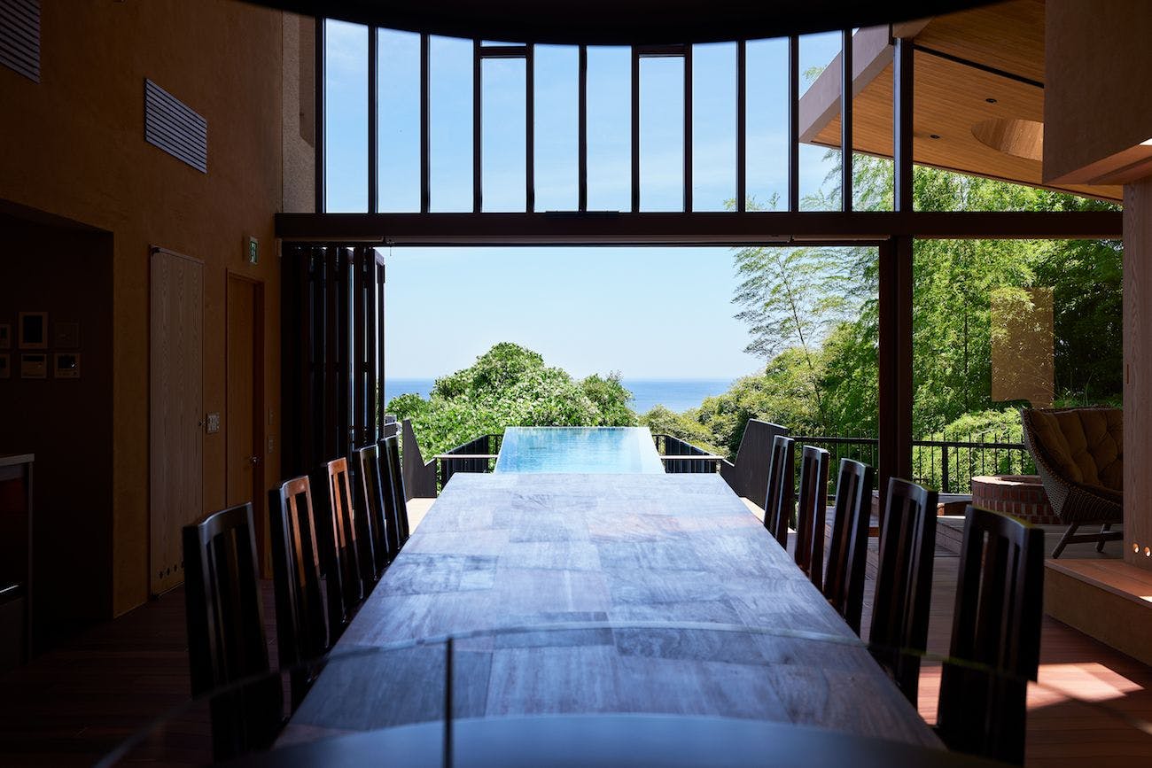 巨大スクリーンを備えたオーシャンビューリビング