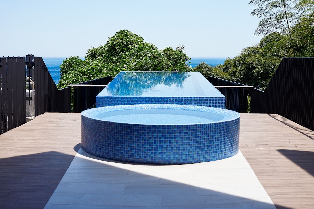 海へ伸びる屋外プライベートプール＆ジャグジー