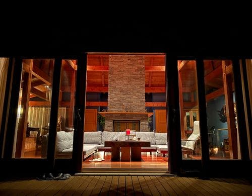 テラスからの室内の様子（夜）