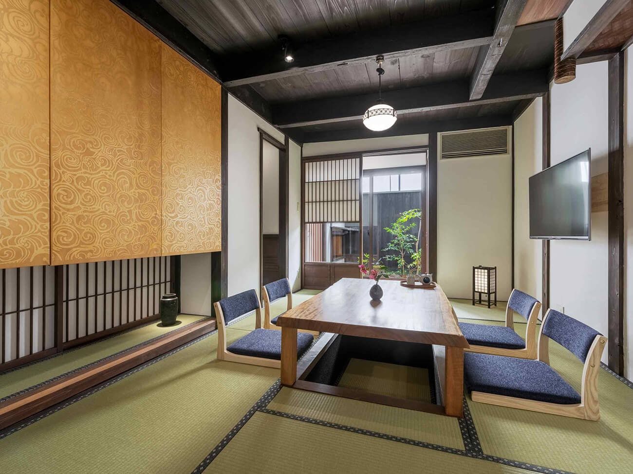 หลังบานประตูโชจิยูกิมิเป็นสวนเล็ก ๆ ที่สะท้อนถึงสี่ฤดูของเกียวโต