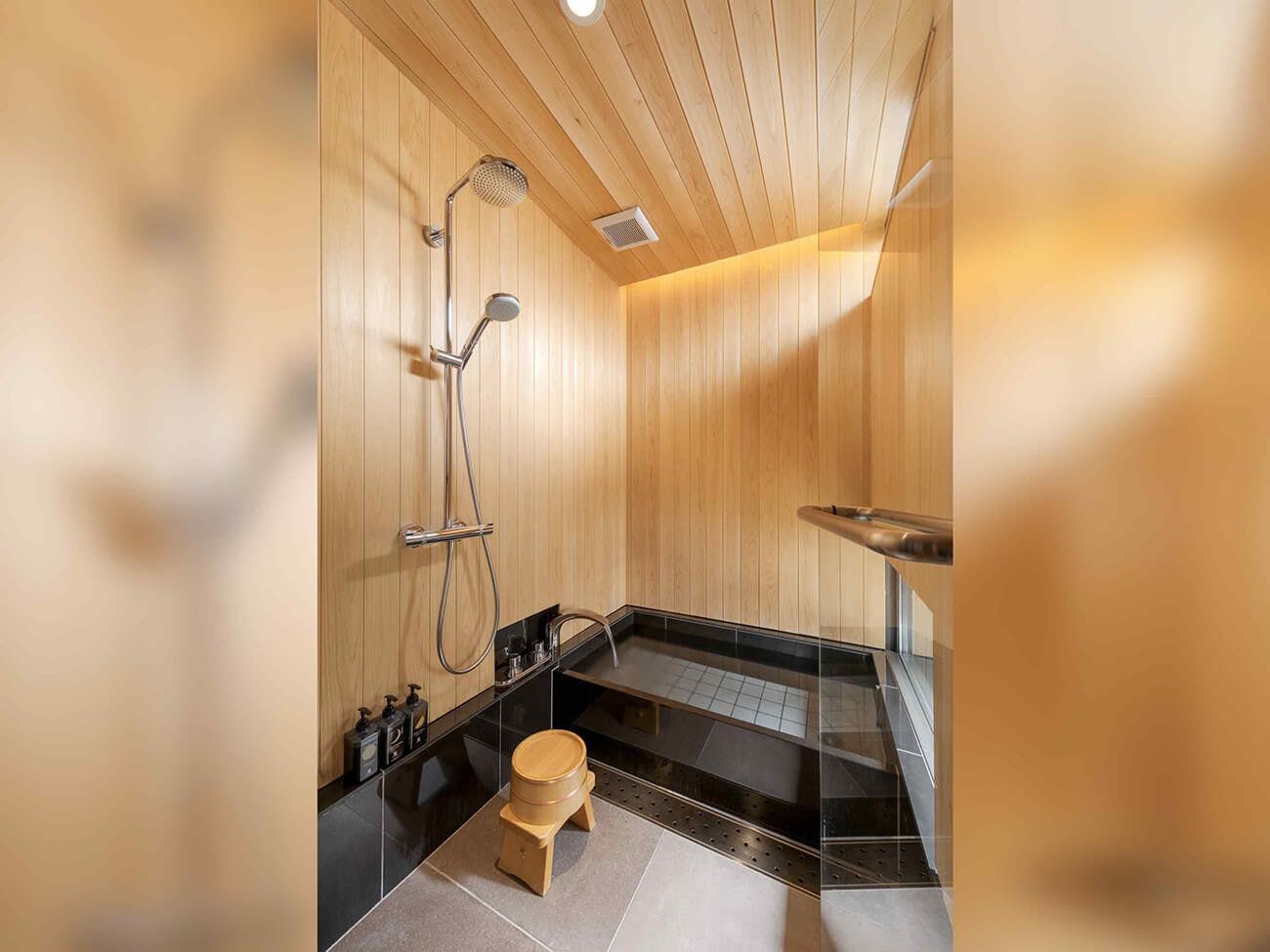 ห้องน้ำพร้อมฝักบัวเหนือศีรษะ