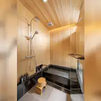 ห้องน้ำพร้อมฝักบัวเหนือศีรษะ