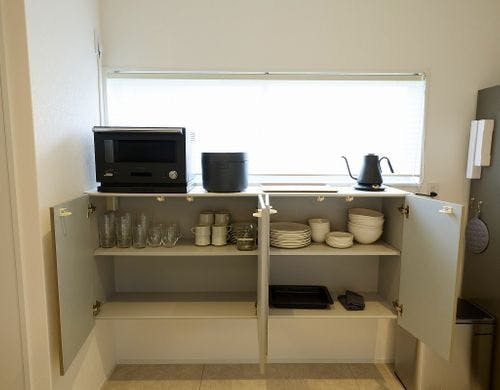 電子レンジ、電気ケトル、炊飯器、食器類