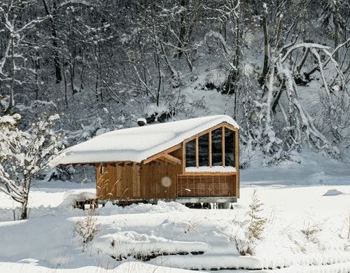 白い雪の中に佇むEarthboat