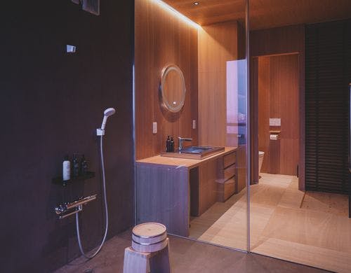 盛仕上げの浴室と洗面所