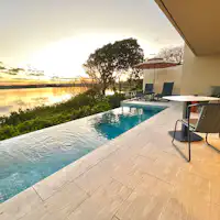 แสงอาทิตย์ยามเช้าส่องมาจากด้านขวาของระเบียง