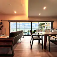 ห้องนั่งเล่นตกแต่งด้วยเฟอร์นิเจอร์ที่คัดสรรมาอย่างดี