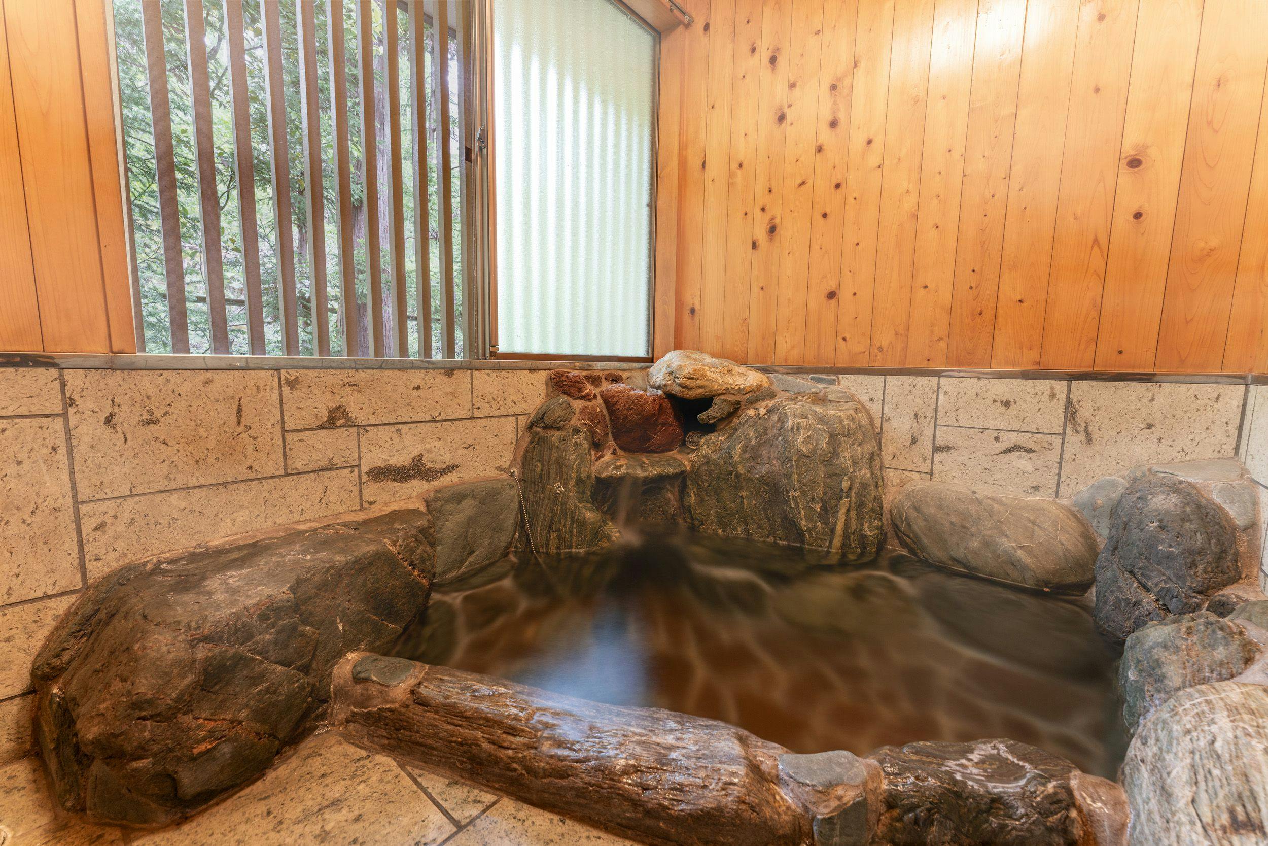 天然溫泉的岩風呂(Iwaburo)