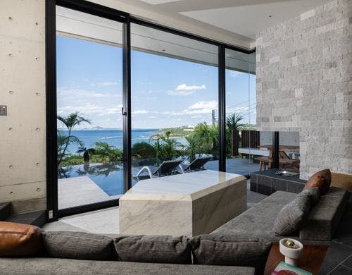 目の前には青い海と伊江島の眺望