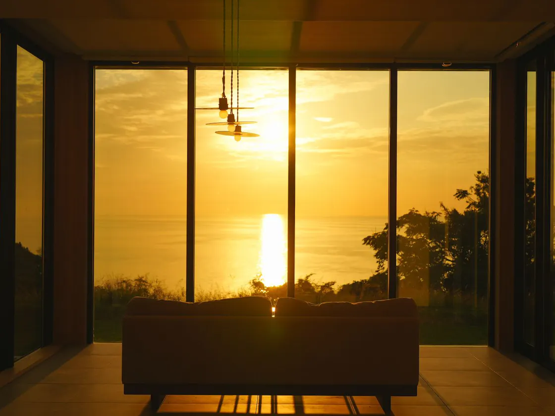 リビングから夕景と海を眺望
