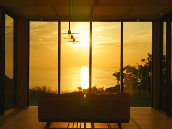 リビングから夕景と海を眺望