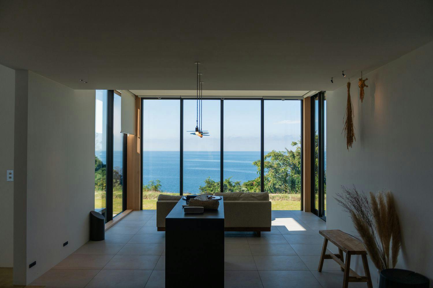 ห้องนั่งเล่นที่มองเห็นทะเล
