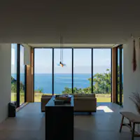 ห้องนั่งเล่นที่มองเห็นทะเล