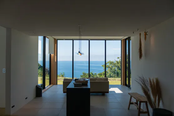 ห้องนั่งเล่นที่มองเห็นทะเล