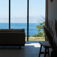 ห้องนั่งเล่นที่มองเห็นทะเล