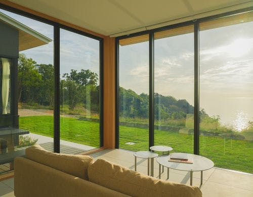 リビングから夕景と海を眺望