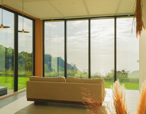 リビングから夕景と海を眺望