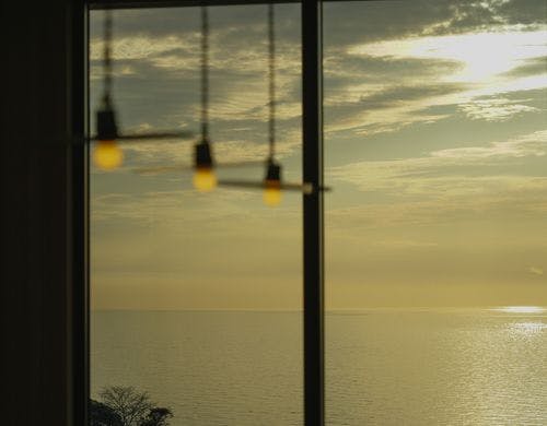 リビングから夕景と海を眺望