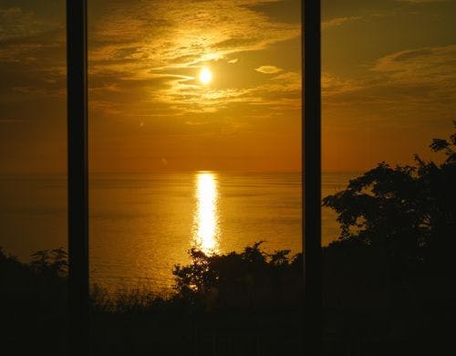 リビングから夕景と海を眺望