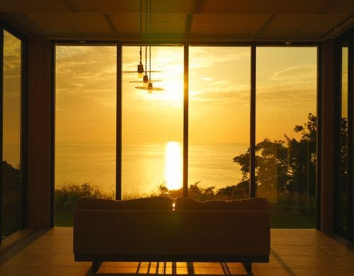 リビングから夕景と海を眺望